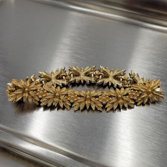 Sarah Coventry Flowers Chain Bracelet 8" Gold Tone Textured Fashion Jewelry - Picture 2 of 12